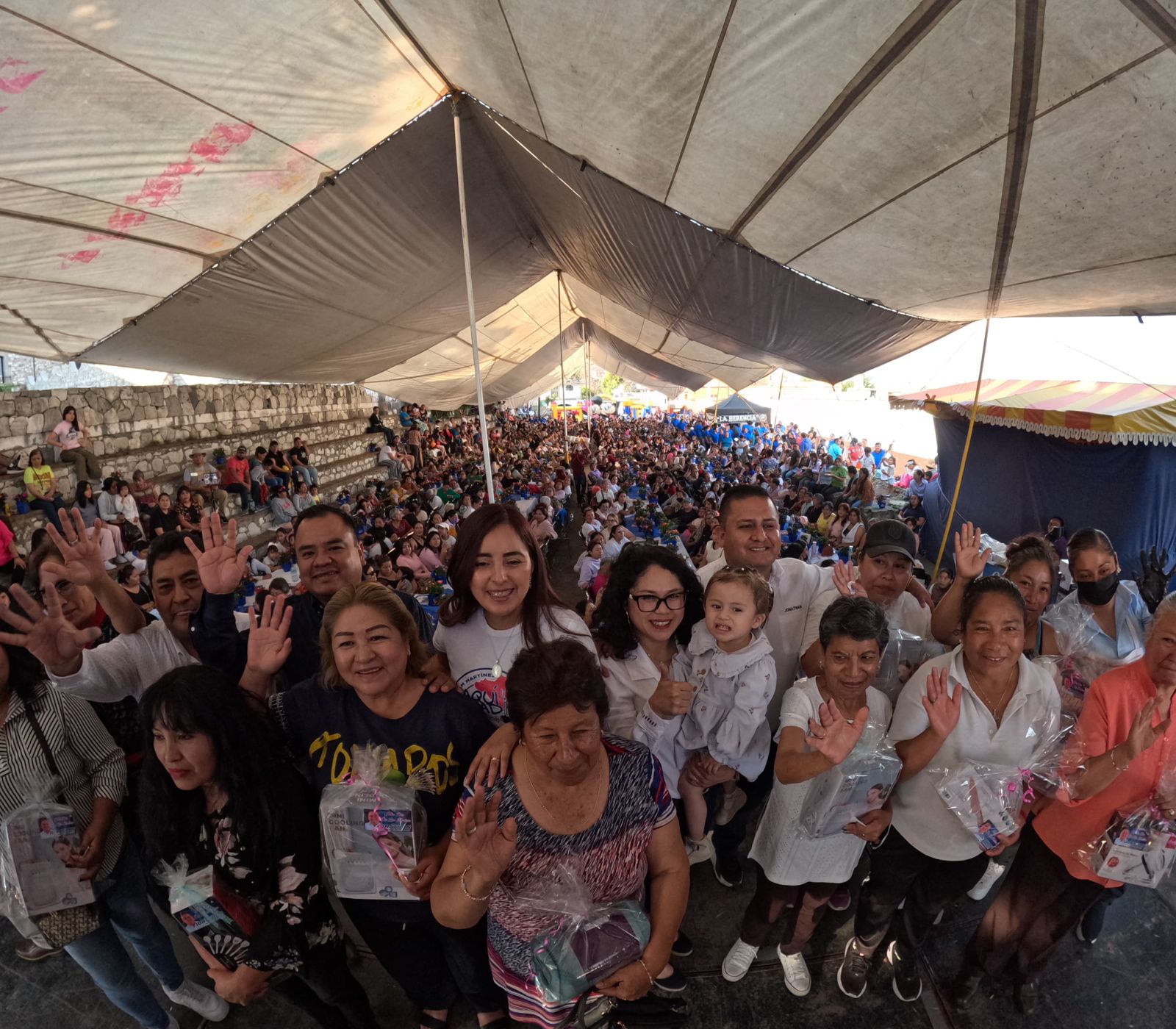 Entre regalos y rifas de viajes a la playa, Jonathan Sánchez festeja a lo grande a más de 1500 madrecitas en Totolac